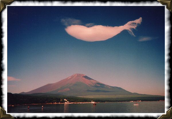 山中湖の形をした雲(^^)